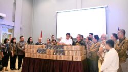 Maruarar Sirait Apresiasi LAI yang Telah Cetakan 3o Ribu Alkitab Dari Panitia Natal Nasional 2025