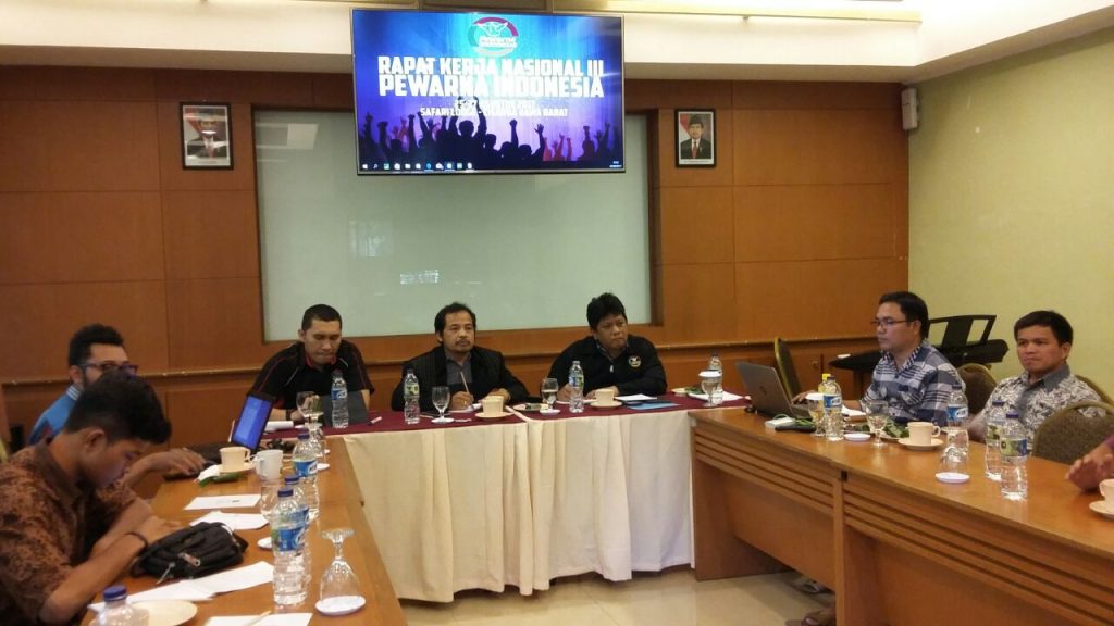 Ayah Vanessa Angel, Doddy Sudrajat (kanan) memberikan keterangan pada media, di rumah duka, di Kembangan, Jakarta Barat, Kamis (4/11). Foto: Jamal Ramadhan/kumparan